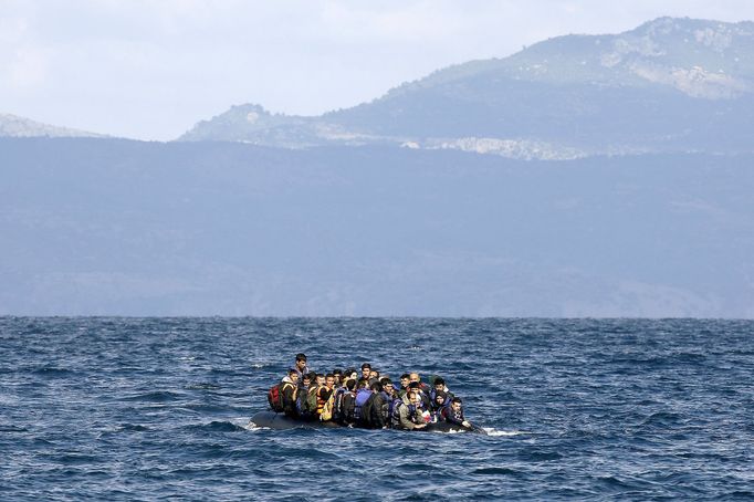 Afghánští uprchlíci na lodi poblíž řeckého ostrova Lesbos.