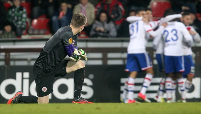 Fotbalový brankář Sparty Praha Tomáš Vaclík po inkasovaném gólu v utkání Evropské ligy proti Olympique Lyon.