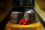 Ještě minulý týden stál jeden kilogram rajčat na trhu v Caracasu pět milionů bolívarů, což v přepočtu není ani dvacet korun. Prezident Nicolás Maduro, který v čele socialistické země stojí už pátým rokem, se proto rozhodl škrtnout z venezuelských bankovek pět nepotřebných nul.