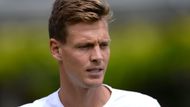 Tomáš Berdych se po svém vyřazení z osmifinále Wimbledonu nestačil divit, když mu jeden z britských novinářů začal gratulovat k výhře. Gilles Simon ho přitom porazil hladce ve třech setech.