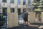 "Česko je nepřítel. Dovnitř vás nepustím!" Co se děje za zdmi ruské pevnosti v Praze