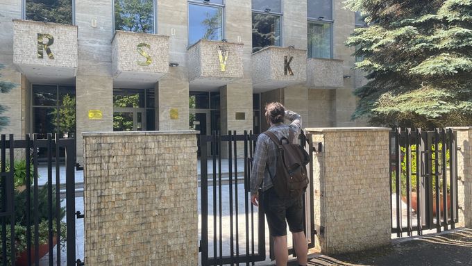 Novináři se snažili dostat do Ruského domu v Praze, bohužel se to nepodařilo
