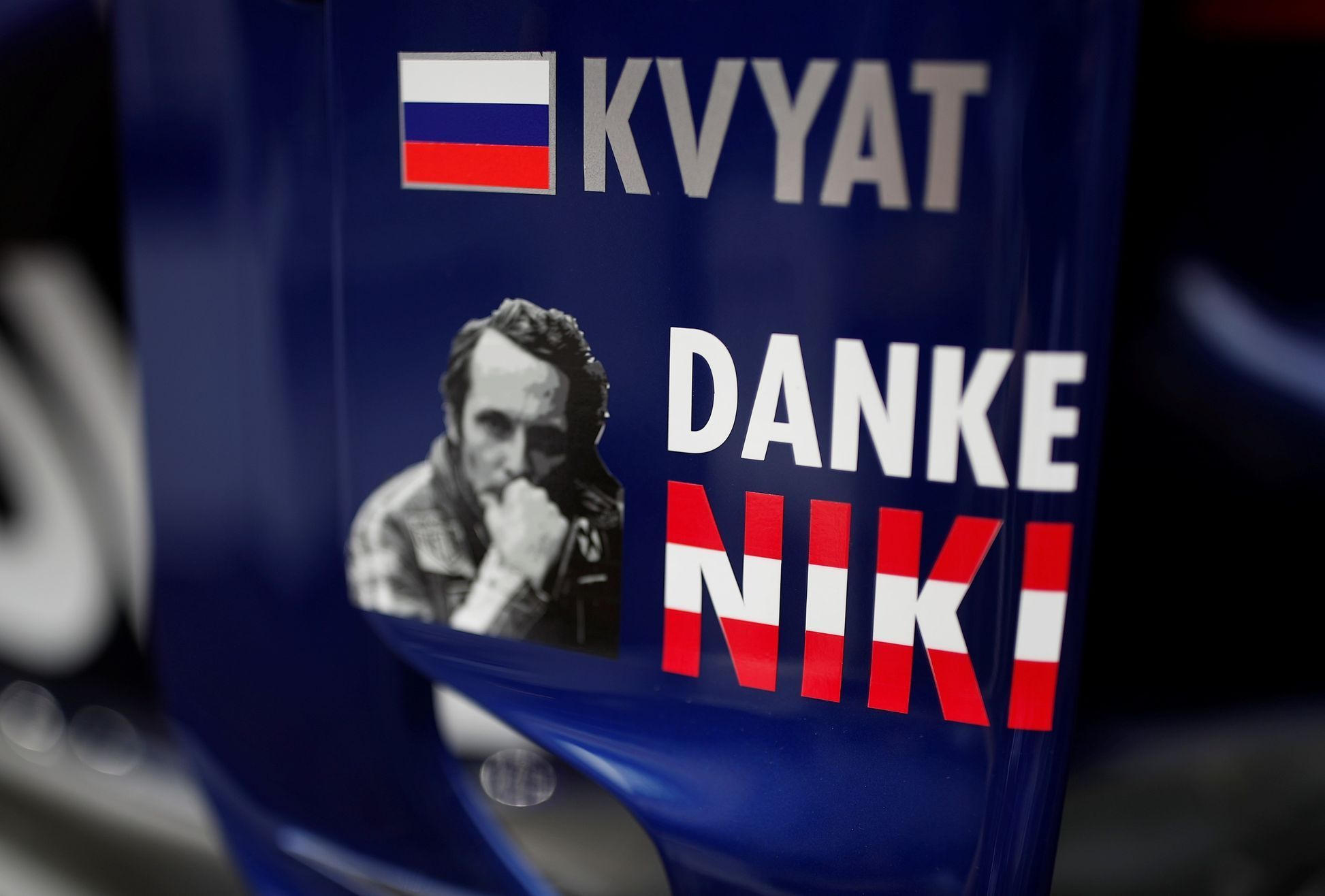 Vzpomínka na NIkiho Laudu při Velké ceně formule 1 v Monaku na vozu Toro Rosso Daniila Kvjata