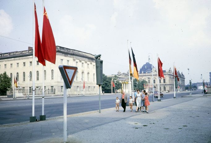 Východní Berlín, pohled na bulvár Unter den Linden, 1961. Vlevo Humboldtova univerzita, dále Neue Wache a Zeughaus. V pozadí kupole Berlínského dómu na Muzejním ostrově.