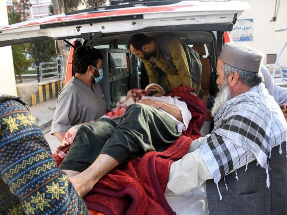 Afghánští muži pomáhají zraněnému muži do sanitky po zemětřesení, které zasáhlo v noci 3. listopadu 2025 město Mazár-e Šaríf.