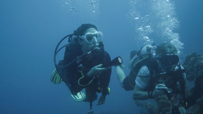 Veronika Khek Kubařová jako Julie a Jiří Langmajer v roli Karla.