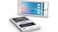 YotaPhone - revoluční telefon s dvěma displeji Revoluční koncept telefonu s dvěma displeji představila ruská společnost Yota Devices. Oba displeje mají uhlopříčku 4,3 palce a ochranu Gorilla Glass. První klasický LCD displej má rozlišení 720 x 1 280. Druhý e-ink displej rozlišení 200 bodů na palec. Používání e-ink displeje na úkor LCD by mělo zvýšit výdrž baterie až o padesát procent. Telefon je poháněn dvoujádrovým procesorem Qualcomm Snapdragon S4 taktovaným na frekvenci 1,5 GHz. Kapacita operační paměti RAM je 2 GB. Velikost interní úložné paměti může podle typu telefonu být 32 nebo 64 GB. Z dalšího vybavení telefon disponuje fotoaparátem s rozlišením dvanáct megapixelů a technologií LTE. Kapacita akumulátoru je 2 100 mAh.