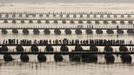 Hindu devotees cross pontoon bridges spanning the river Ganges during the first "Shahi Snan" (grand bath) at the ongoing "Kumbh Mela", or Pitcher Festival, in the northern Indian city of Allahabad January 14, 2013. Upwards of a million elated Hindu holy men and pilgrims took a bracing plunge in India's sacred Ganges river to wash away lifetimes of sins on Monday, in a raucous start to an ever-growing religious gathering that is already the world's largest. REUTERS/Ahmad Masood (INDIA - Tags: RELIGION SOCIETY) Published: Led. 14, 2013, 2:02 odp.