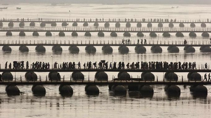 Foto: Miliony hinduistů se přijely vykoupat do posvátné řeky