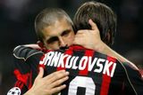 Gennaro Gattuso v objetí s Markem Jankulovskim při oslavách postupu AC Milán do finále Ligy mistrů.