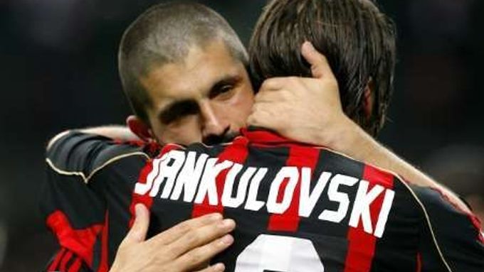 Gennaro Gattuso v objetí s Markem Jankulovskim při oslavách postupu AC Milán do finále Ligy mistrů.