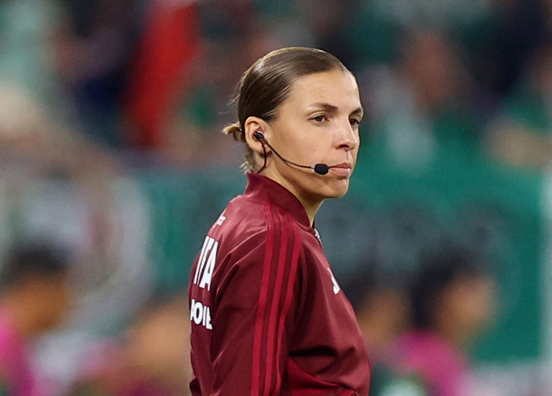 Čtvrtá rozhodčí Stephanie Frappartová v zápase MS 2022 Mexiko - Polsko