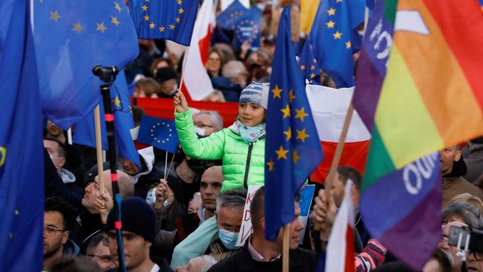 Poláci demonstrují na podporu EU