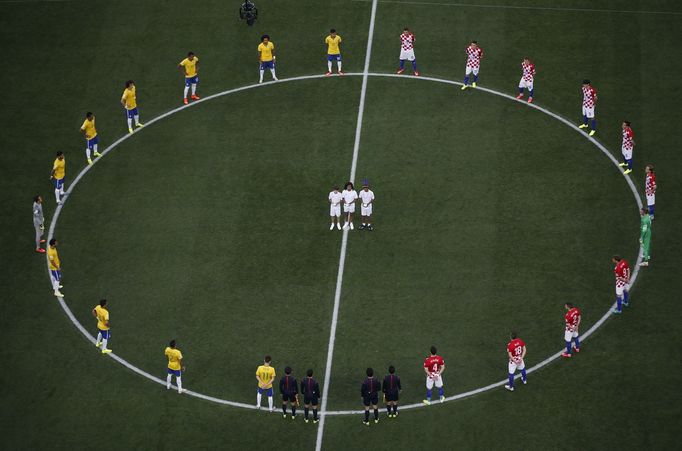 Brazil and Croatia players stand in a circle as doves (C) are released before kickoff at the 2014 World Cup opening match at the Corinthians arena in Sao Paulo June 12, 2