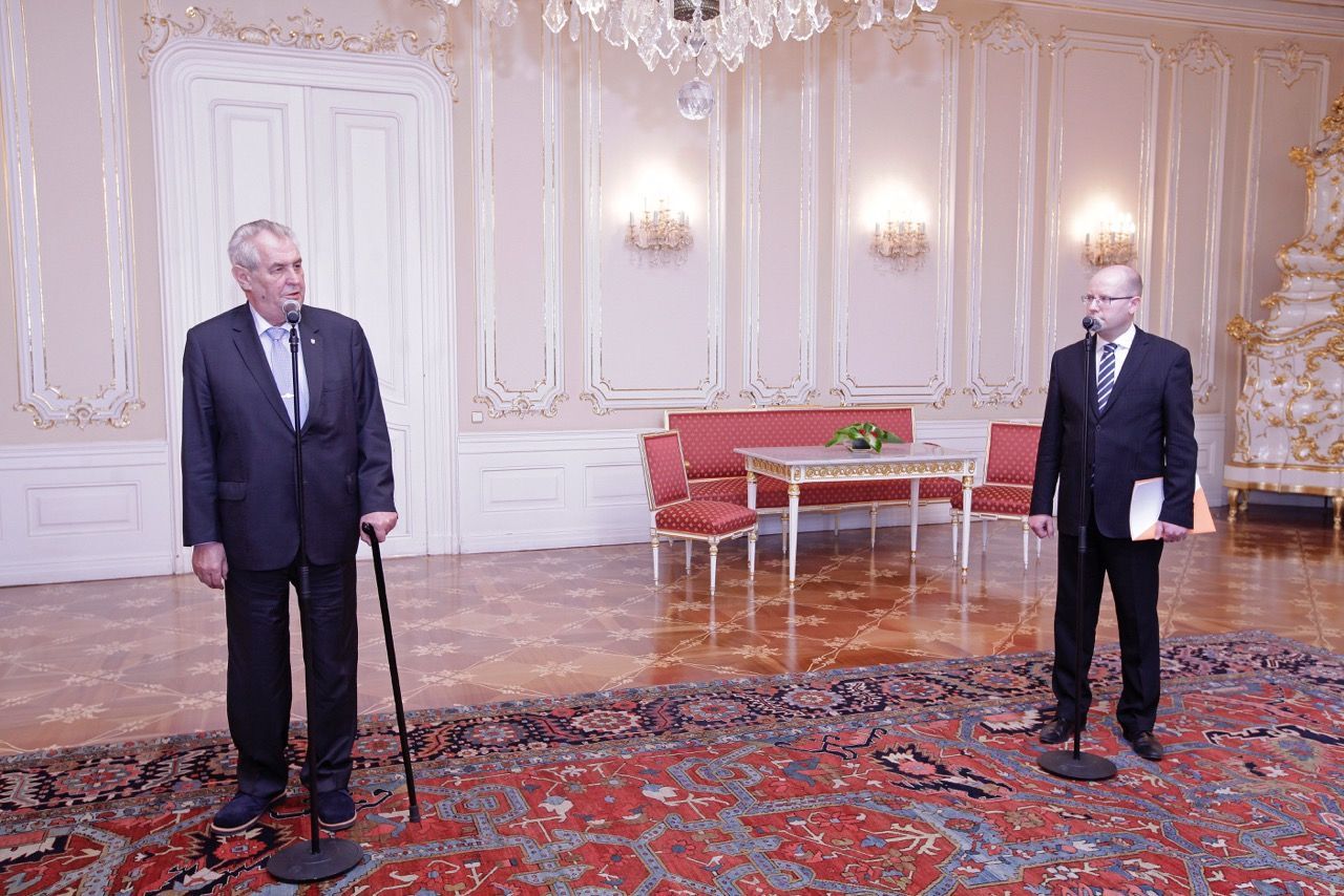 Schůzka Bohuslava Sobotky a Miloše Zemana na Hradě kvůli demisi vlády