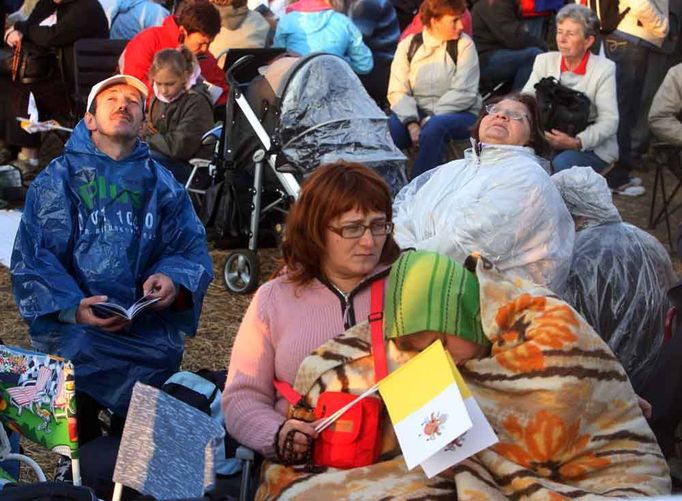 Ranní chlad. Kolem sedmé hodiny ráno bylo na ploše připravené pro mši jen zhruba sedm, osm stupňů Celsia.