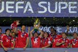Franck Ribéry drží nad hlavou trofej pro vítěze Superpoháru.