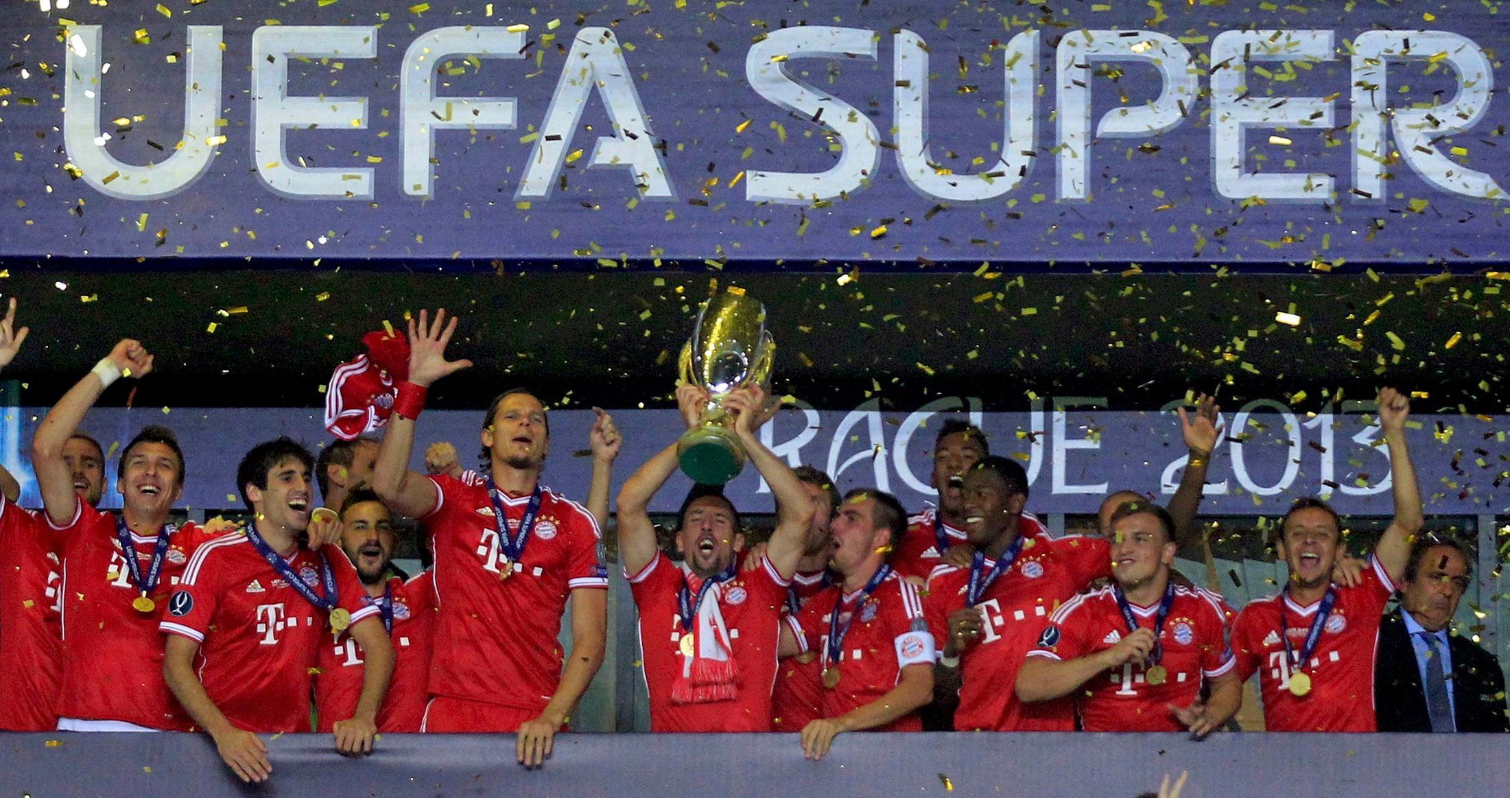 Franck Ribéry drží nad hlavou trofej pro vítěze Superpoháru