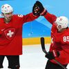 Denis Malgin a Sven Andrighetto slaví třetí gól v zápase předkola  play-off Česko - Švýcarsko na ZOH 2022 v Pekingu
