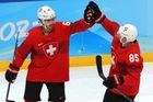 Denis Malgin a Sven Andrighetto slaví třetí gól v zápase předkola  play-off Česko - Švýcarsko na ZOH 2022 v Pekingu