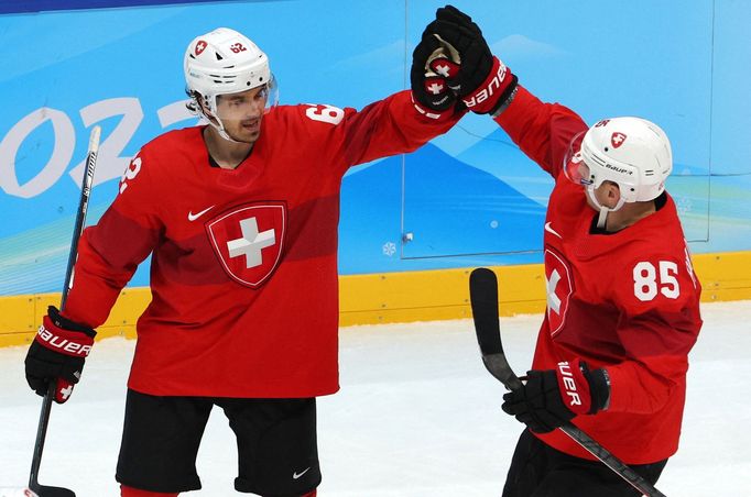 Denis Malgin a Sven Andrighetto slaví třetí gól v zápase předkola  play-off Česko - Švýcarsko na ZOH 2022 v Pekingu