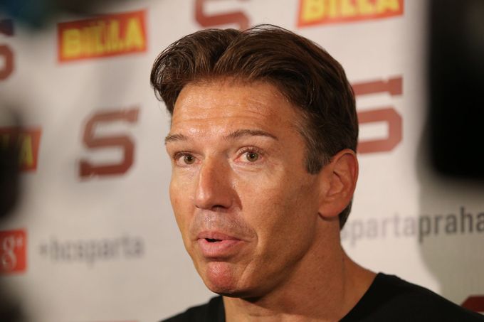 Uwe Krupp na prvním tréninku Sparty před sezonou 2018-19