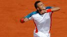 Francouzský tenista Jo-Wilfried Tsonga se raduje po vítězství nad Němcem Cedriku-Marcelovi Stebemu během 2. kola French Open 2012.