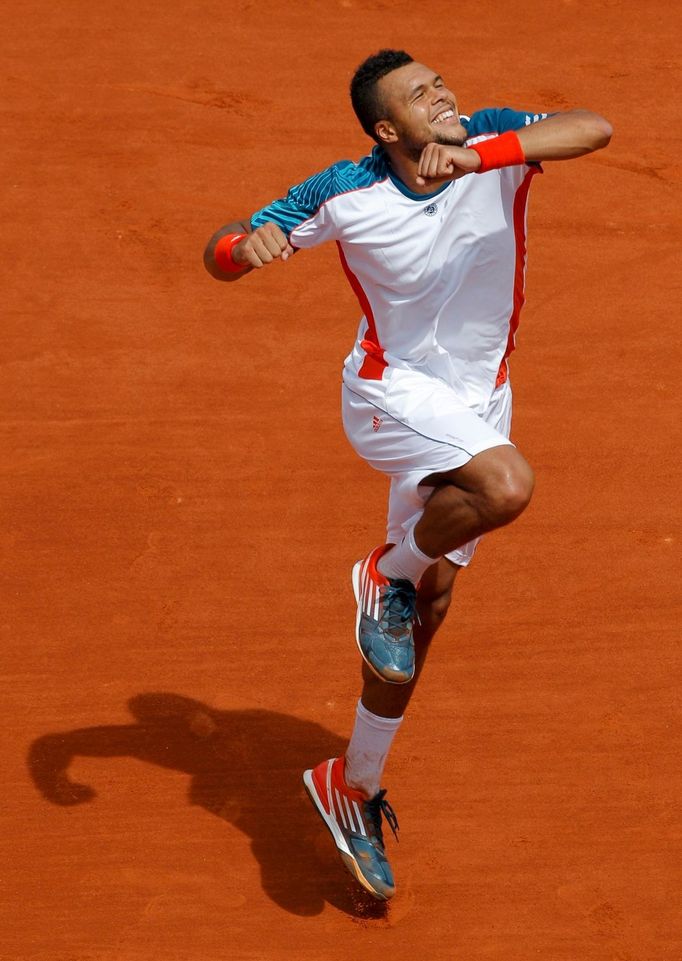 Francouzský tenista Jo-Wilfried Tsonga se raduje po vítězství nad Němcem Cedriku-Marcelovi Stebemu během 2. kola French Open 2012.