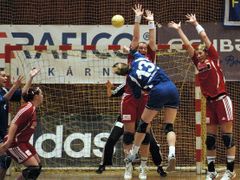 Češky se nějakou dobu točily ve víru předkvalifikačních zápasů se slabými soupeřkami, které národnímu týmu nic nepřinášely (snímek je z chebského utkání ČR-Lotyšsko).