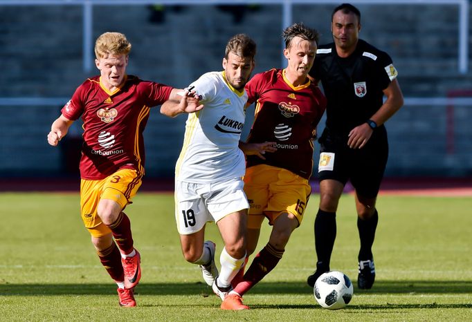 10. kolo fotbalové FORTUNA:LIGY, Dukla - Zlín: Tomáš Kott (zleva doprava), Pablo Podio, Daniel Tetour a Ondřej Lerch