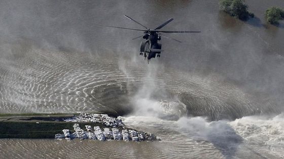 Protržená hráz u obce Fischbeck v Sasku-Anhaltsku, kterou se armádě ani záchranným složkám už týden nedaří opravit.