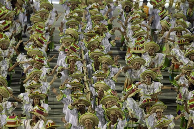 ¨Revellers from Imperatriz Leopoldinense samba school participate during the annual Carnival parade in Rio de Janeiro's Sambadrome, February 12, 2013. REUTERS/Ricardo Moraes (BRAZIL - Tags: SOCIETY) Published: Úno. 12, 2013, 6:37 dop.