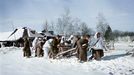 Převoz raněného vojáka Rudé armády na saních, Možajsk, 1942.