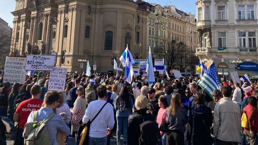 Rusové v Praze protestují proti Putinově přepadení Ukrajiny.