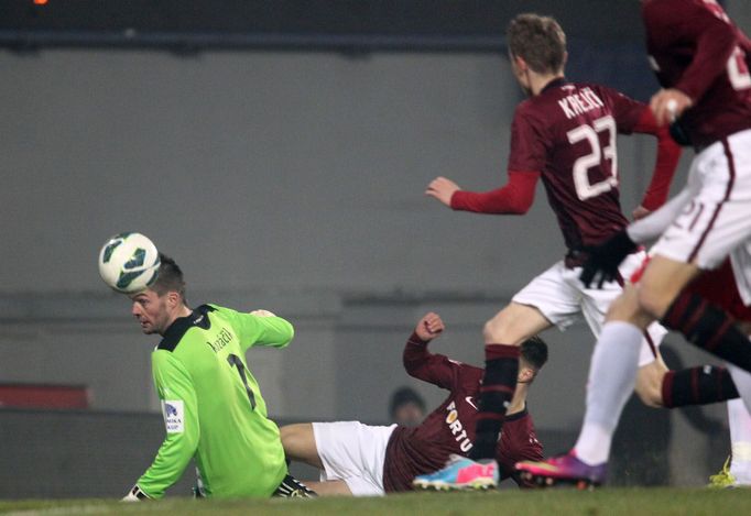 Fotbal, Sparta - Plzeň: Ladislav Krejčí - Matúš Kozáčik