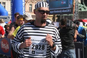 FOTO Maratonské šílenství v Praze. Běželi i trestanci