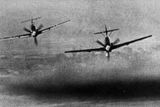 Dvoučlenný roj (Rotte) stíhaček Messerschmitt Bf 109E-4. Takový pohled do zpětného zrcátka býval pro mnohé spojenecké piloty pohledem posledním. Navzdory tomu, že František bojoval na méně výkonnějším hurricanu, připadalo devět z jeho sedmnácti obětí právě na výkonnější „stodevítky“.