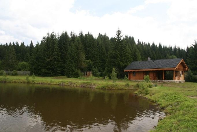 Na farmě Pavla Vokála se nachází i dva větší a čtyři menší rybníky. Menší slouží jako chovné rybníky pro plemenný materiál, který se vypouští do Národního parku Šumava, část se prodává rybářům. Větší rybníky jsou určeny na odchov ryb, které putují do obchodů. Jedná se hlavně o pstruhy, okrajově mníky a kapry.  V letošním roce byl u jednoho z rybníků vystavěn srub poskytující možnost ubytování zájemcům o fishing - agroturistiku spojenou s rybařením.