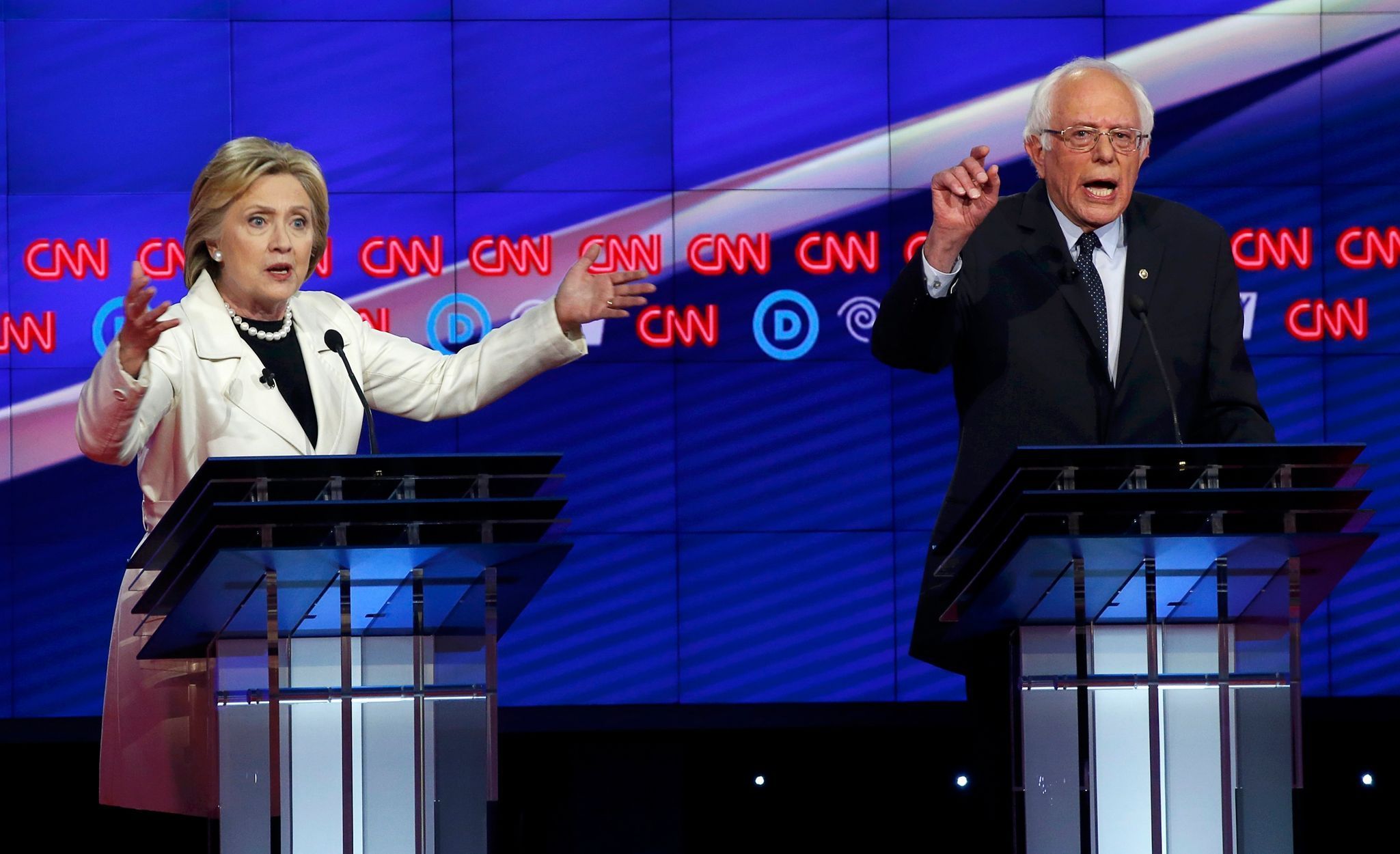 Hillary Clintonová a Bernie Sanders důrazně gestikulují během předvolební debaty v New Yorku