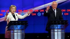 Hillary Clintonová a Bernie Sanders důrazně gestikulují během předvolební debaty v New Yorku