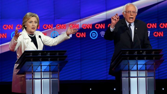 Hillary Clintonová a Bernie Sanders při předvolební debatě v New Yorku, ilustrační foto