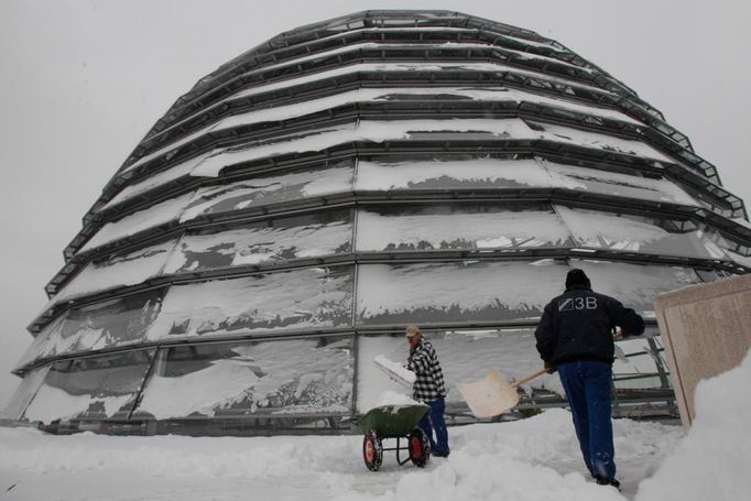 Z kopule Reichstagu, kterou denně navštíví v Berlíně 10 000 lidí, je potřeba sníh odhazovat pravidelně.