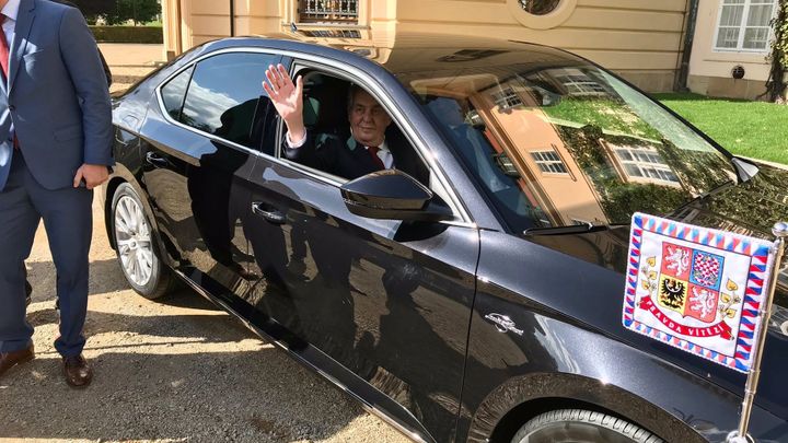 Zeman dostal k narozeninám nové auto. V čerstvém superbu má internet i skryté majáky