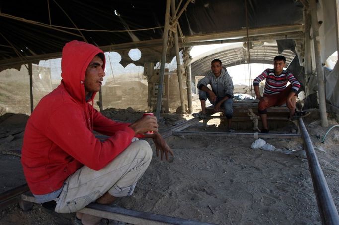 6 Titulek: Gaza's tunnel mugglers on Egypt border idle Popis: Palestinian workers rest outside a smuggling tunnel in Rafah, on the border between Egypt and the southern Gaza, October 8, 2013. Gaza's tunnel smugglers along the border with Egypt are mostly idle these days. Since the summer, Egypt's military has tried to destroy or seal off most of the smuggling tunnels under the Gaza-Egypt border, a consequence of the heightened tensions between Cairo and the Hamas government in Gaza which is suffering a bad economic recession.