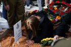 Žena u hrobu izraelského vojáka Gideona Ilaniho, který padl v bojích v palestinském Pásmu Gazy. Pochován je na čestném pohřebišti na Herzlově hoře v západní části Jeruzaléma.
