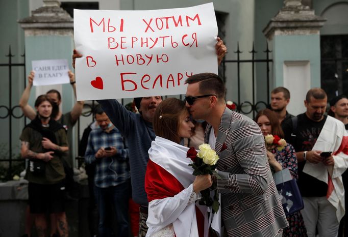 Demonstrace na podporu běloruského odporu proti volbám u běloruské ambasády v Moskvě.