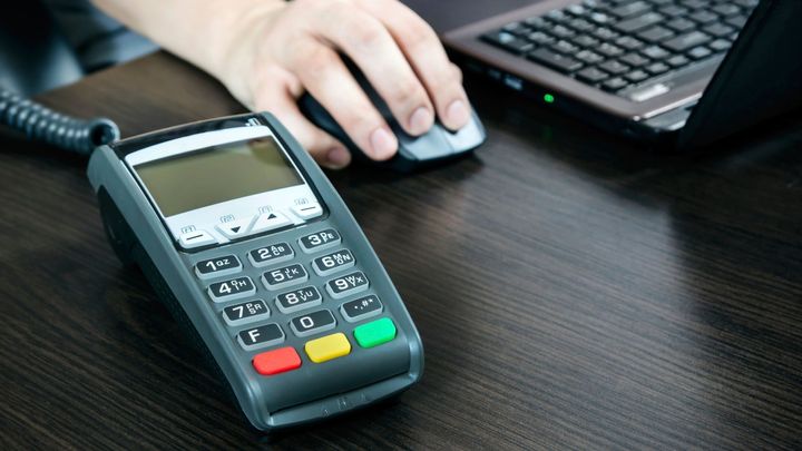 S touhle platební kartou máte smůlu. Řada Čechů se v cizině ocitá v nepříjemné pasti