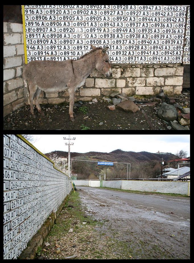 Značkami během války zničených ázerbajdžánských vozidel si lidé ve vesnici Vank vyzdobili oplocení kolem svých domů