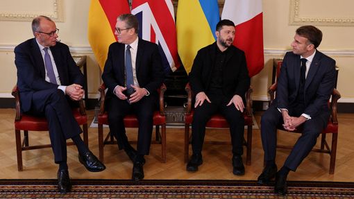 Pondělní jednání v sídle britského premiéra (druhý zleva) Keira Starmera s německým kancléřem Friedrichem Merzem a prezidenty Volodymyrem Zelenským a Emmanuelem Macronem.
