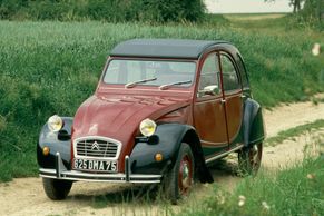 Kachna, která změnila francouzský venkov. Citroën 2CV před Hitlerem sešrotovali